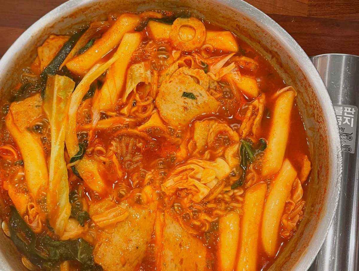 餅と麺が煮えるトッポギ鍋