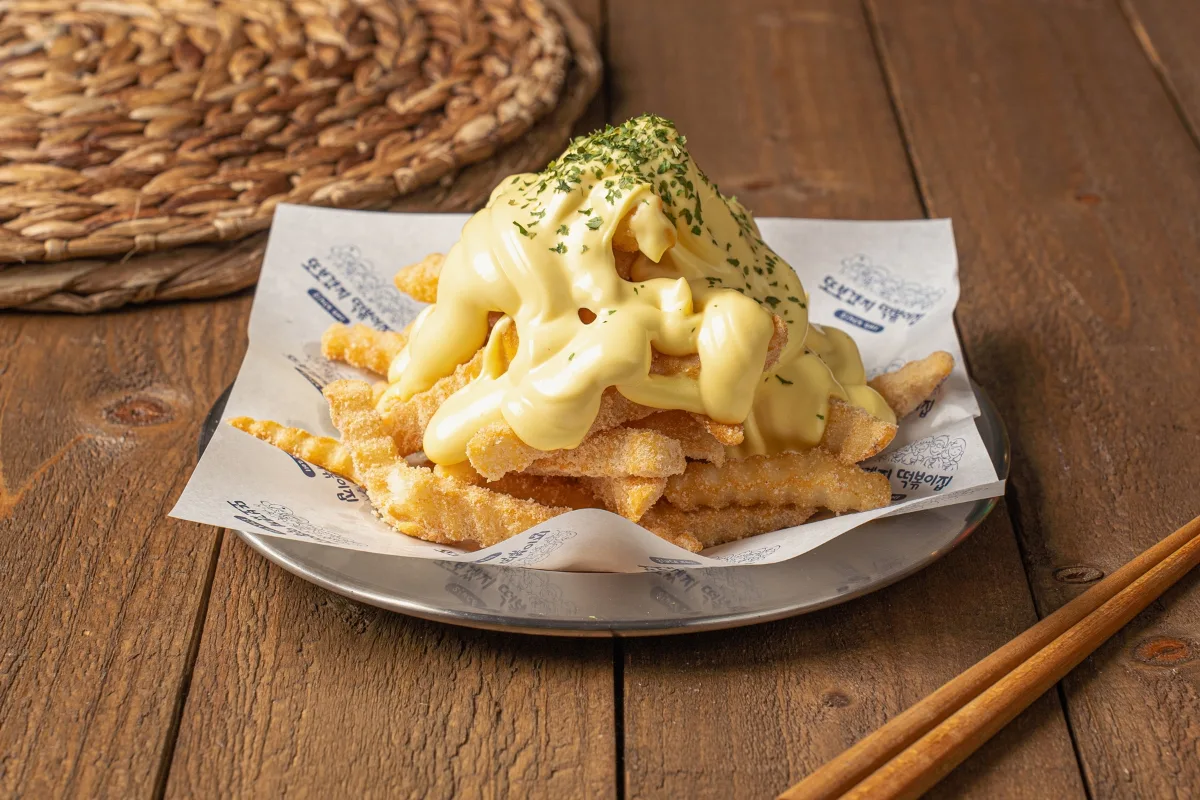 トボゲッチトッポッキ ブンブンハニービー店 — ソースをかけたバターガーリックポテト