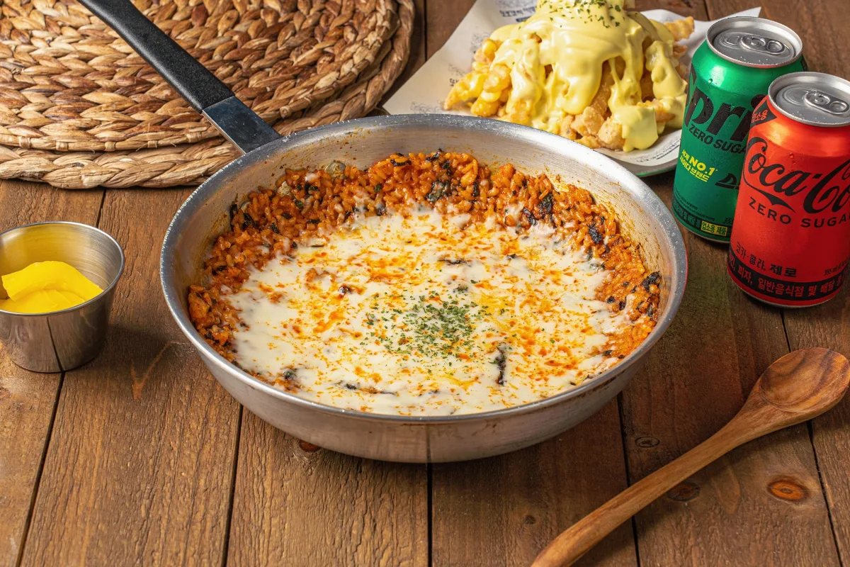 チーズをのせて仕上げた炒めご飯