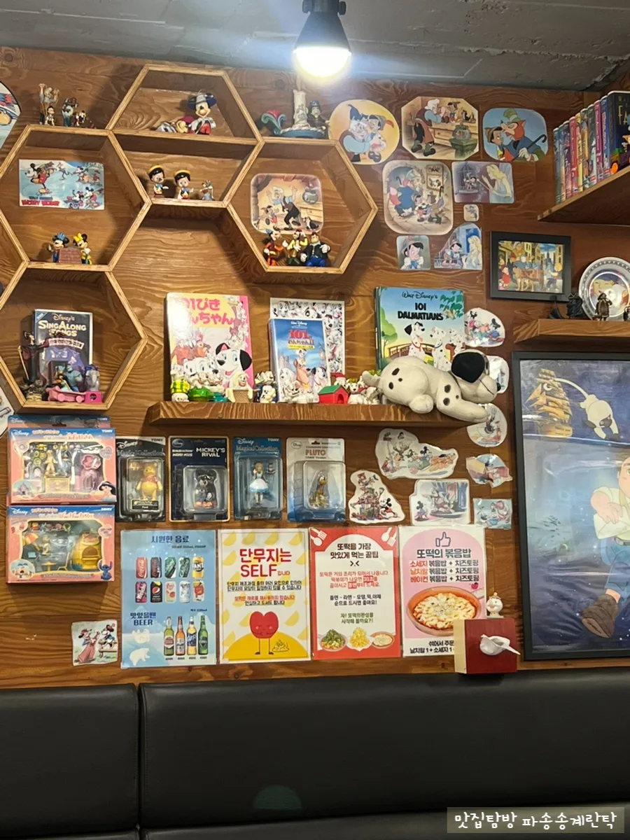 人形やフィギュアが並ぶ店内の棚