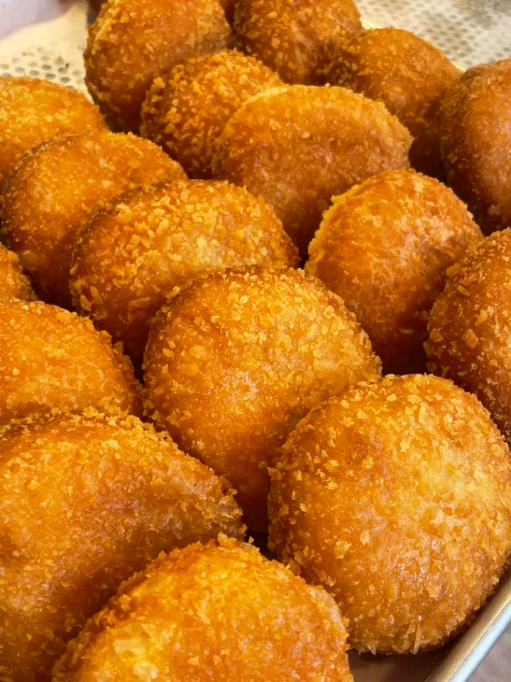 きつね色の丸い揚げパン
