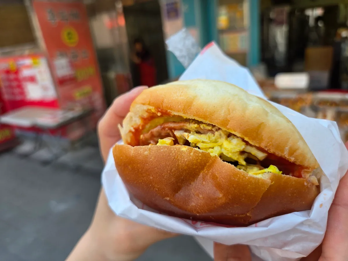 手に持った具だくさんバーガー