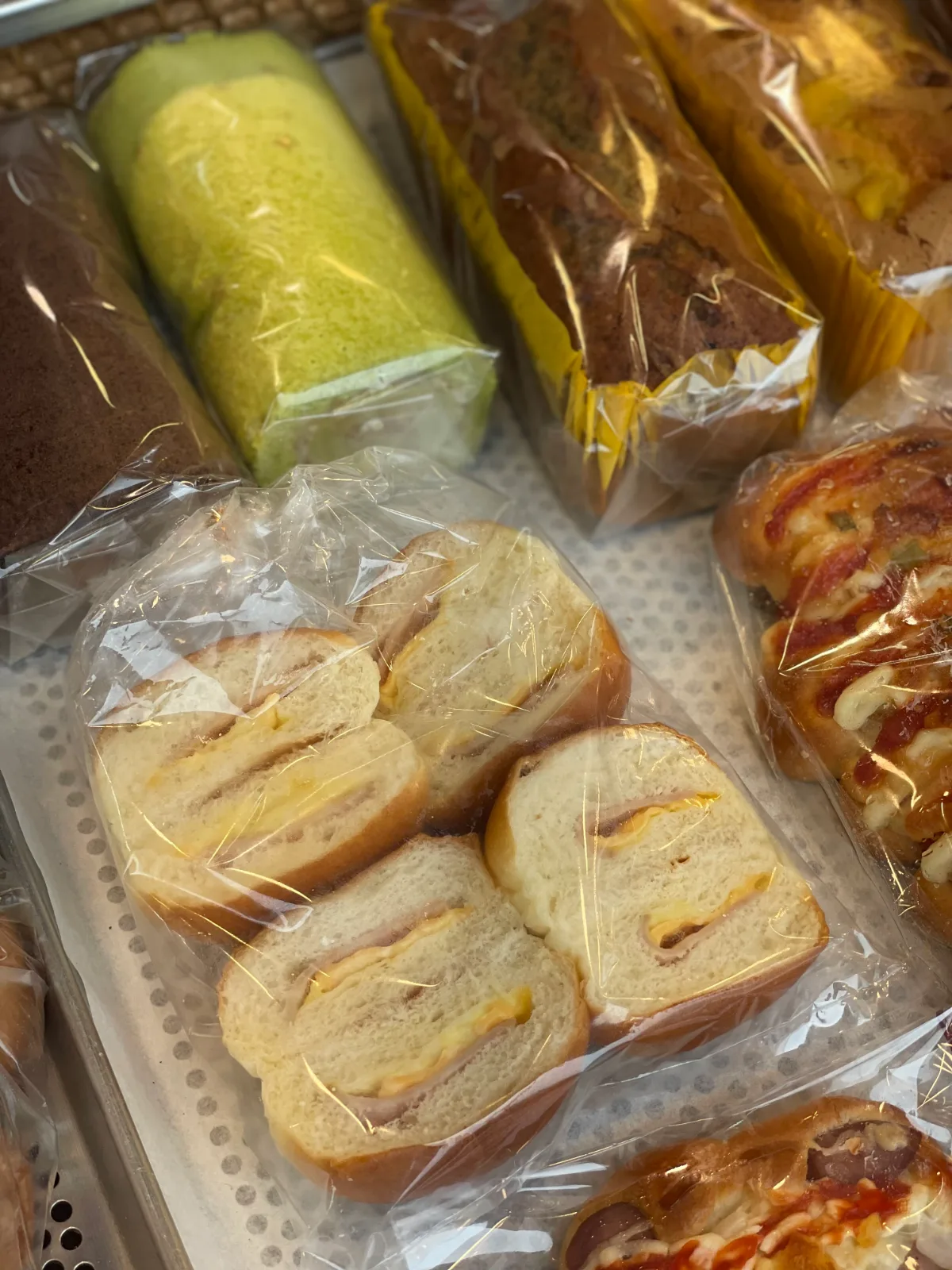ディアスベーカリー 新堂店 — ロールケーキと総菜パン