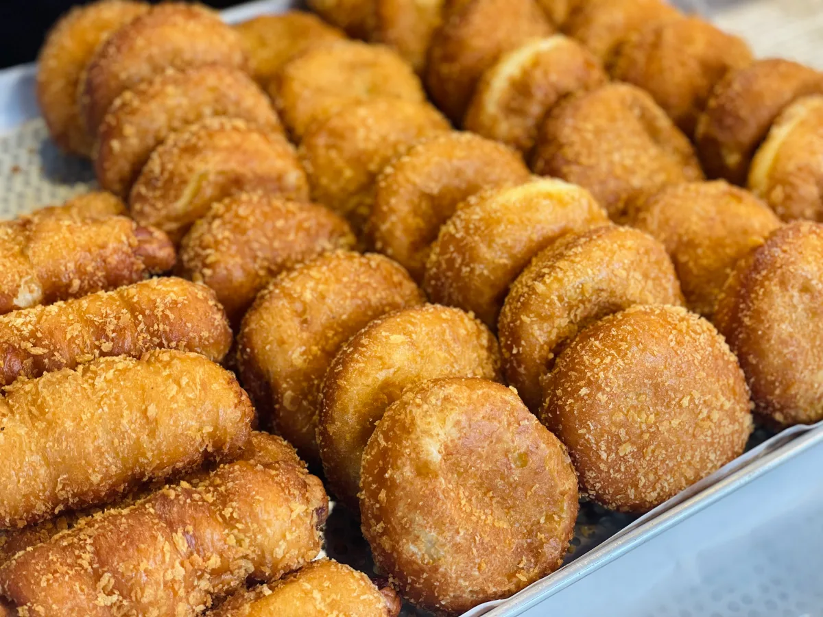 ディアスベーカリー 新堂店 — 揚げパンが並ぶトレー
