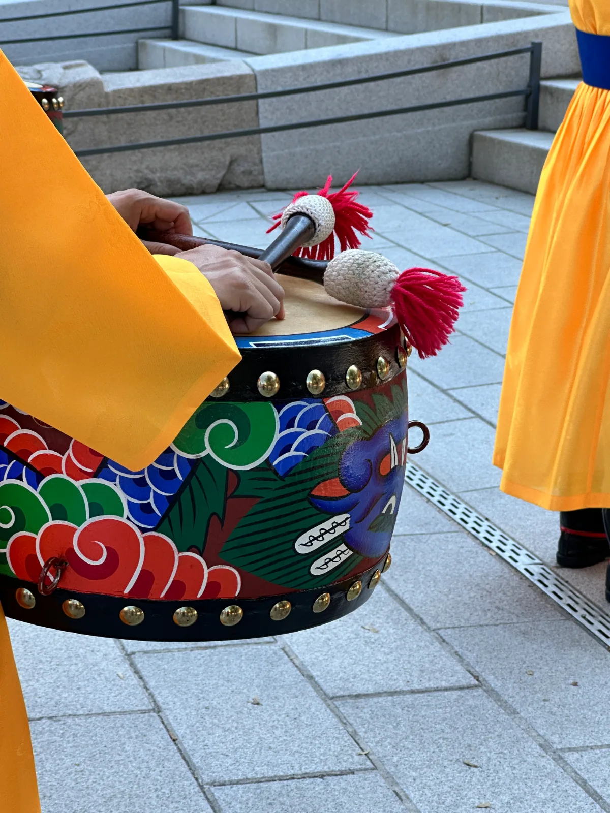 徳寿宮 — 彩色太鼓を構える奏者