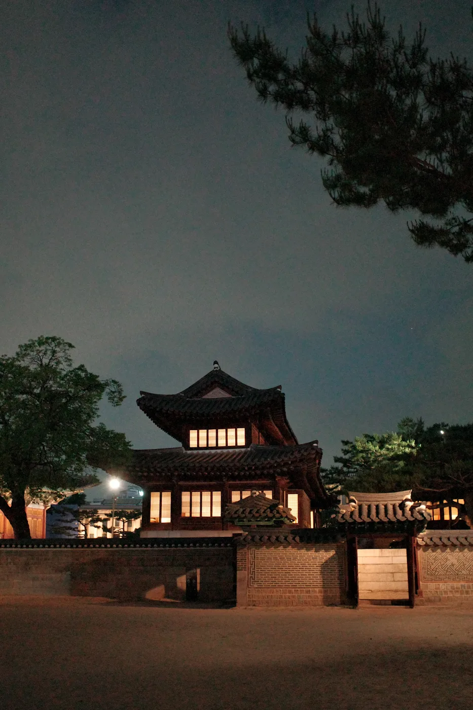 明かりがともる夜の殿閣