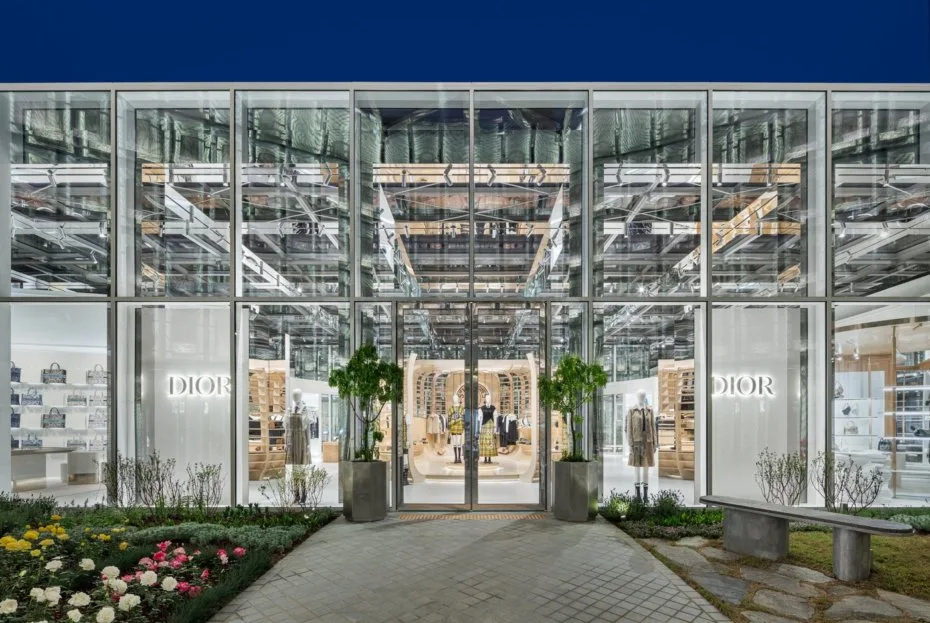DIOR 聖水店 — 花壇に囲まれたガラスの店舗
