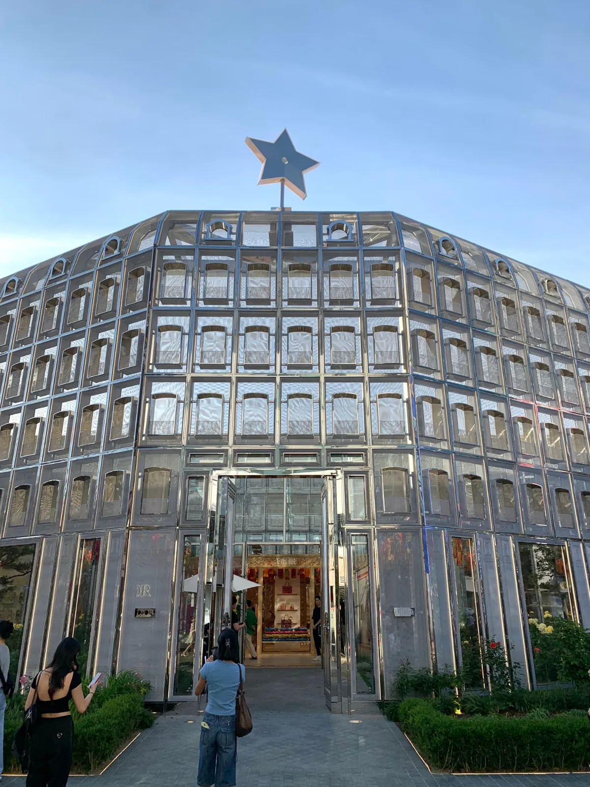 大きな星を掲げた銀色の建物