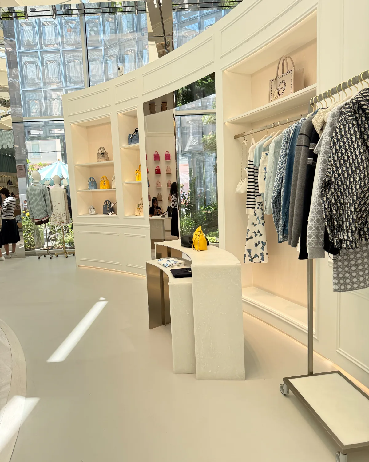 DIOR 聖水店 — 白い棚に並ぶ服とバッグ