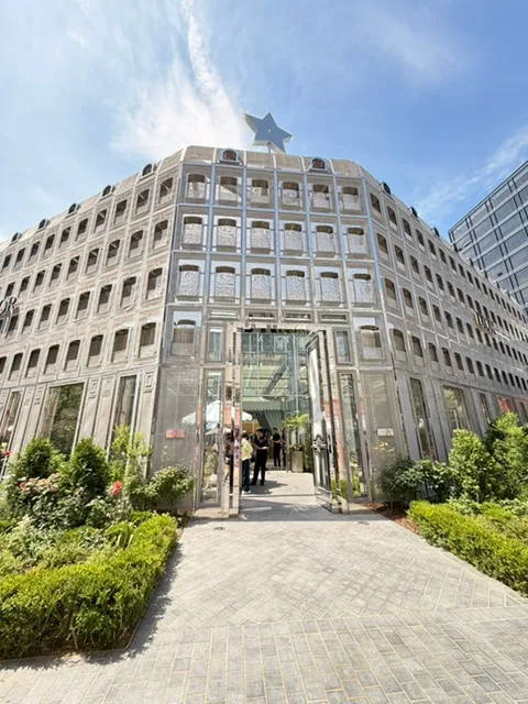 星を頂く銀色の正面入口