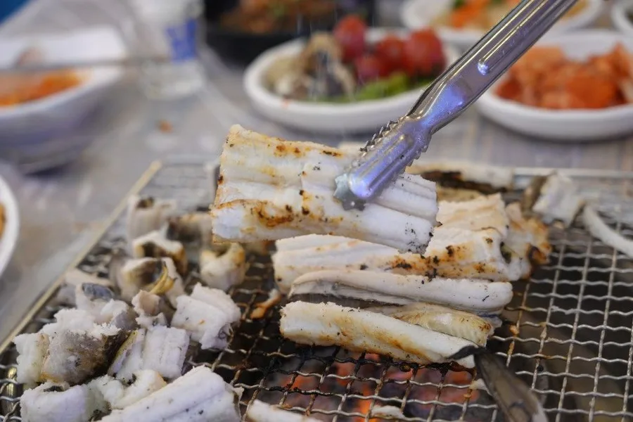 トヒネ貝焼き — 網で焼くアナゴの白身