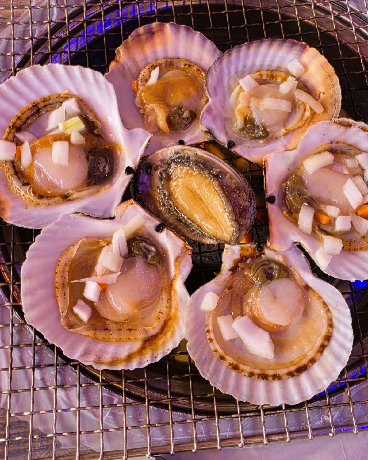 網で焼くホタテとアワビ