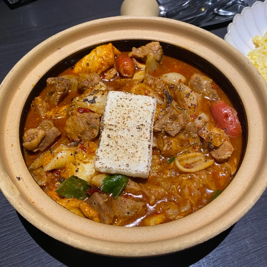 肉と餅が入った赤い煮込み