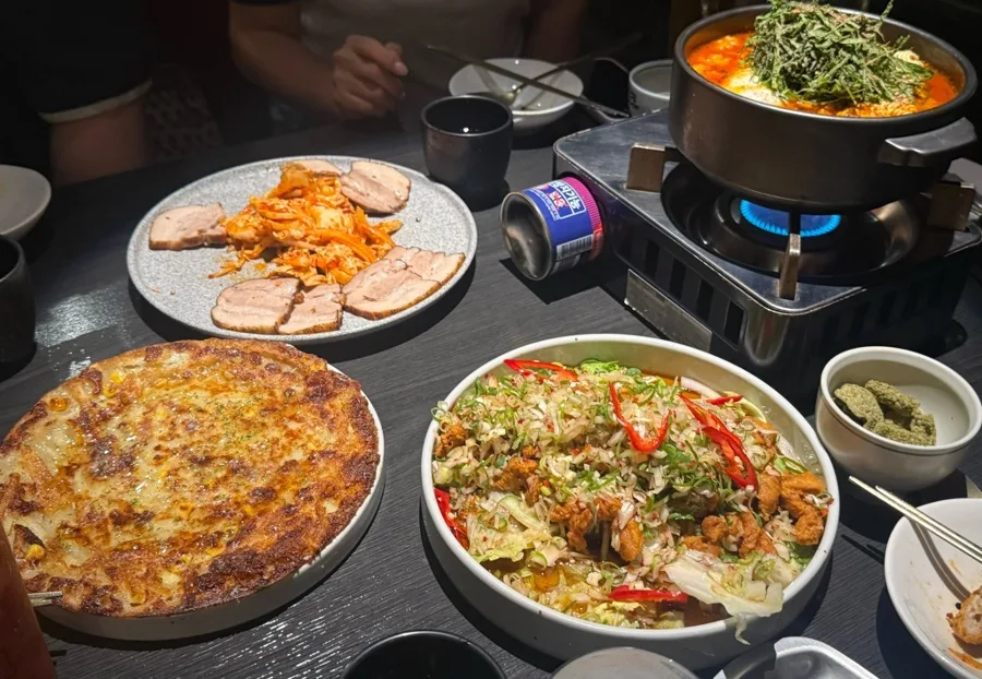 DOJU — 鍋やチヂミが並ぶ食卓