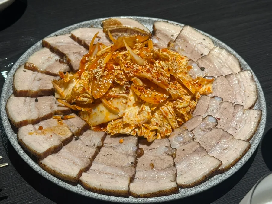 薄切りの豚肉とキムチ和え