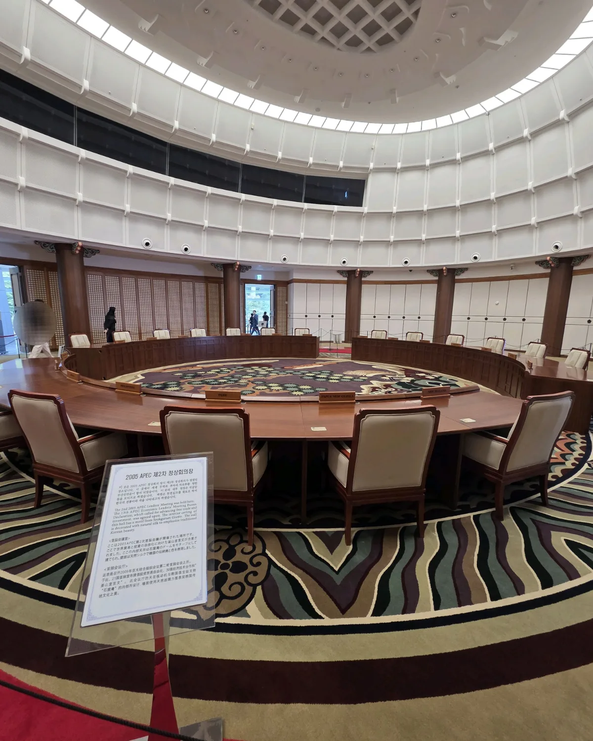 円卓が並ぶAPEC会議場