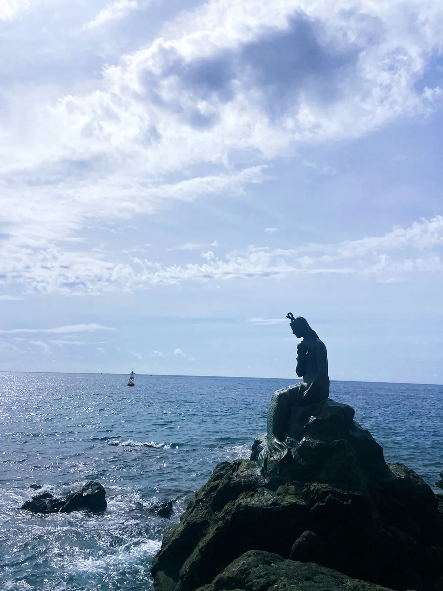 青空と海を望む人魚像