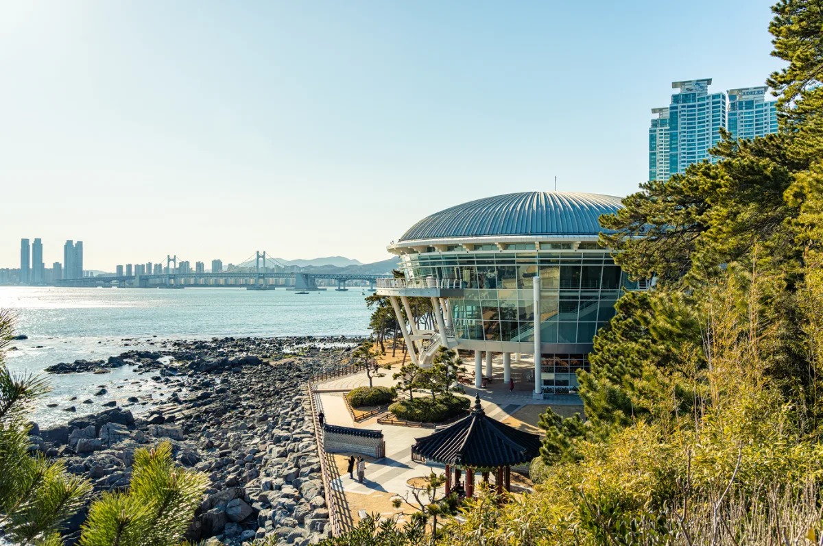 冬柏島 — 海辺のAPECハウスと大橋