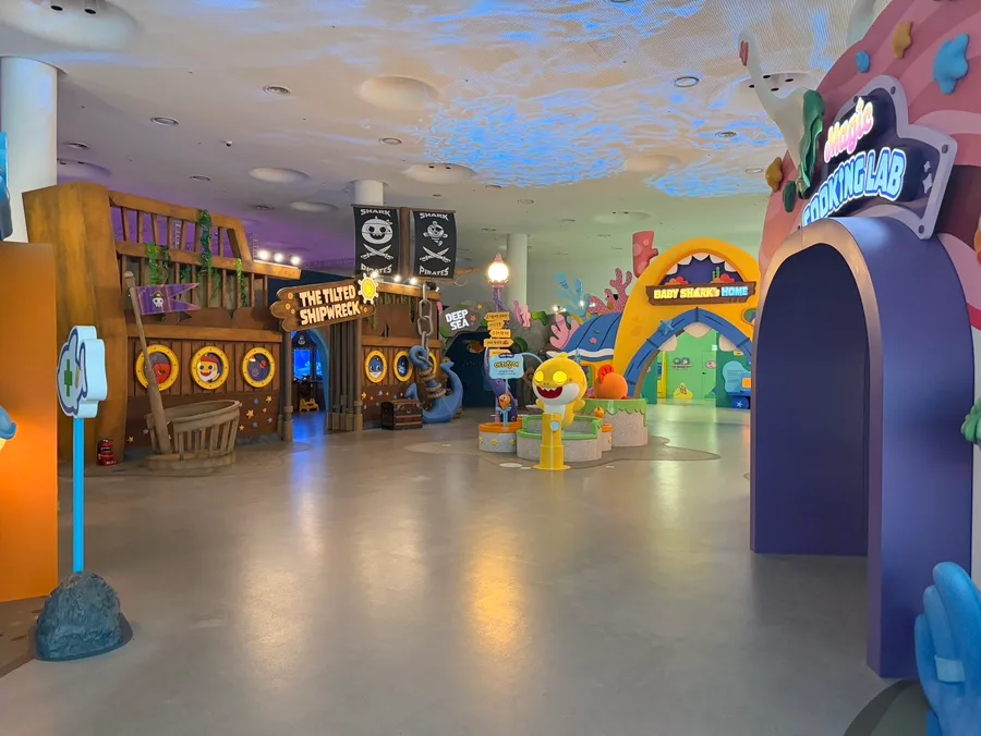 サメ遊具が並ぶ展示空間