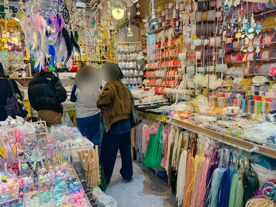 ビーズと装飾金具の売場
