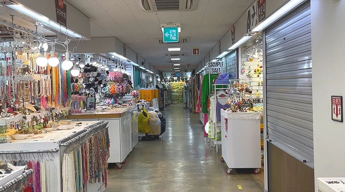アクセサリー売場の通路