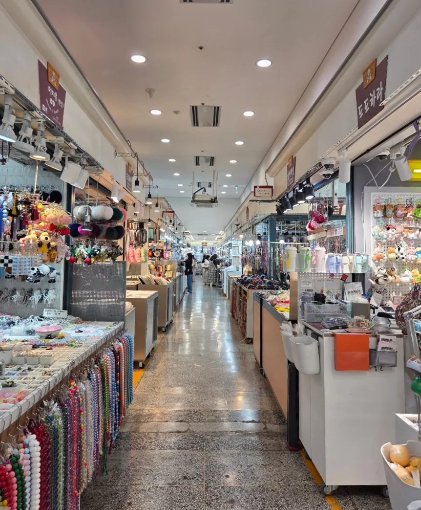 東大門総合市場 — アクセサリー店が続く通路
