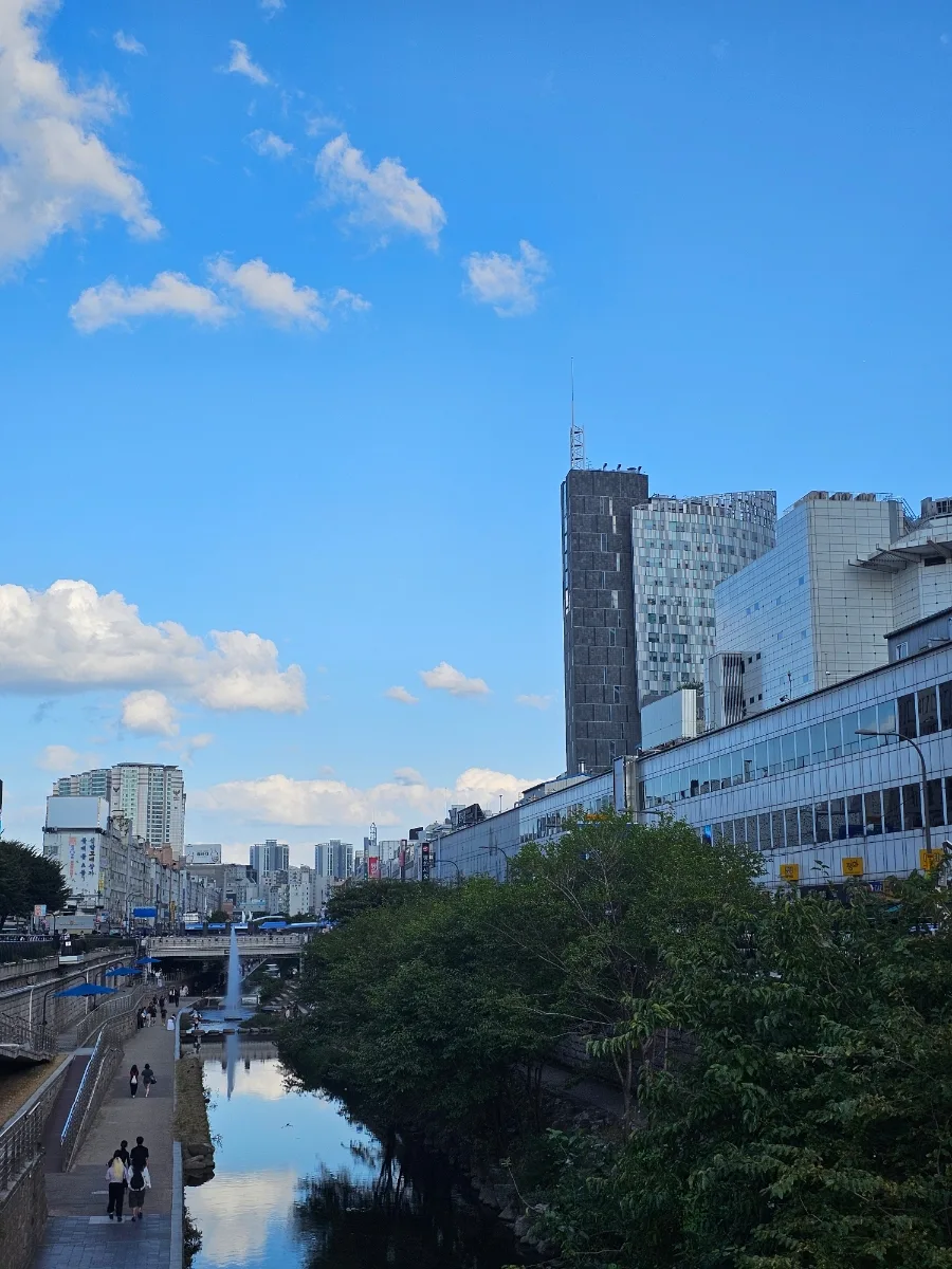 青空の下を流れる清渓川