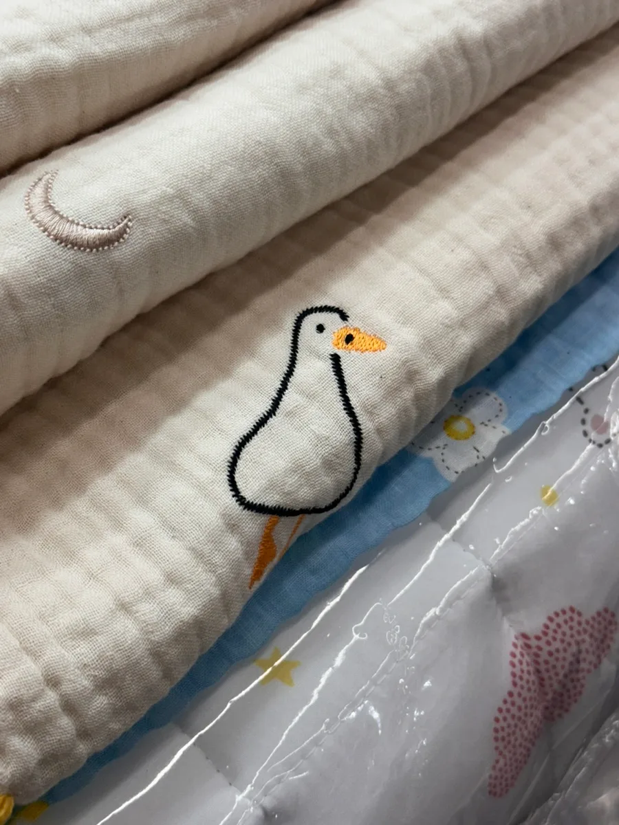 ガチョウ刺繍入りの生成り生地
