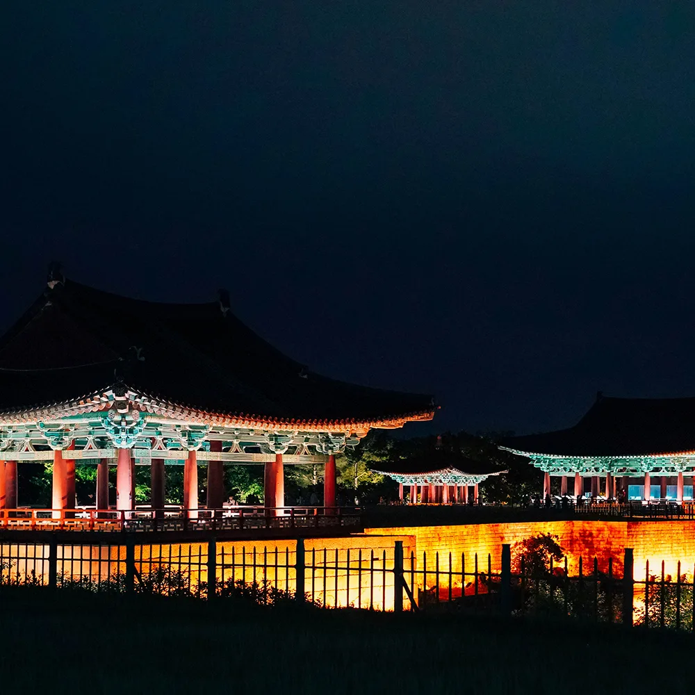 東宮と月池 — 夜池を囲む三棟の楼閣
