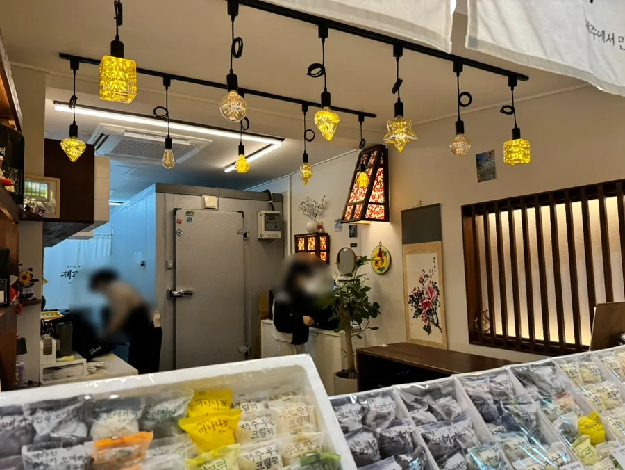 飾り照明と包装餅の売り場