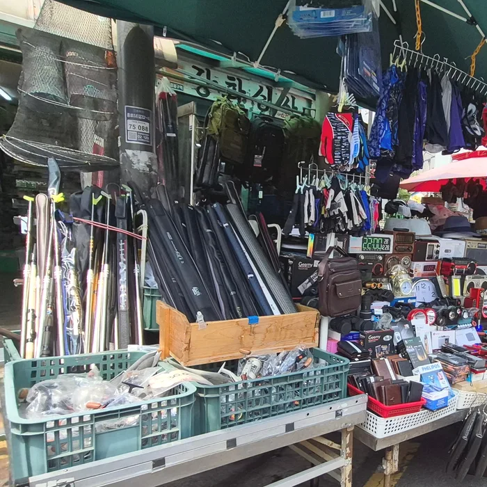 東廟 蚤の市 — 時計や釣り具が並ぶ店先