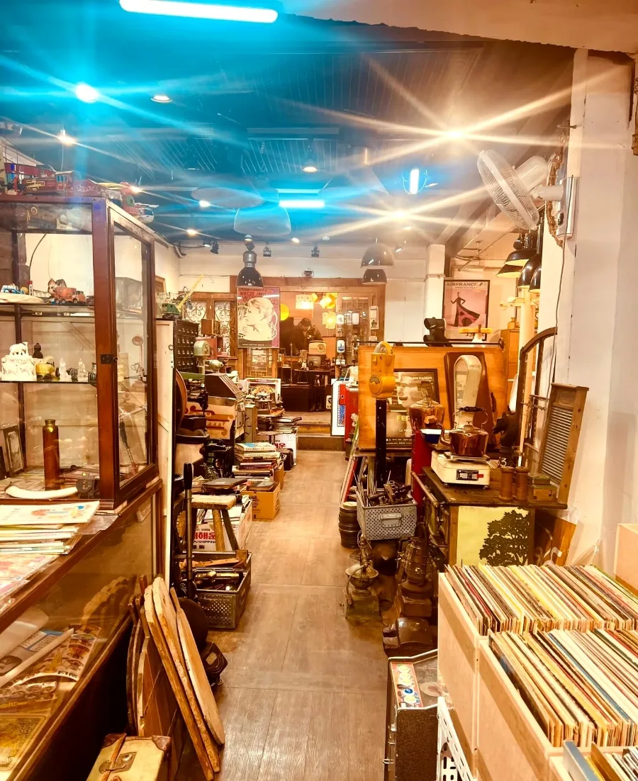 レコードが並ぶ骨董店内