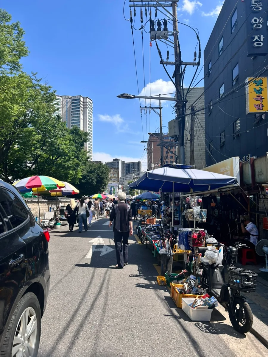 青空の市場通りと露店