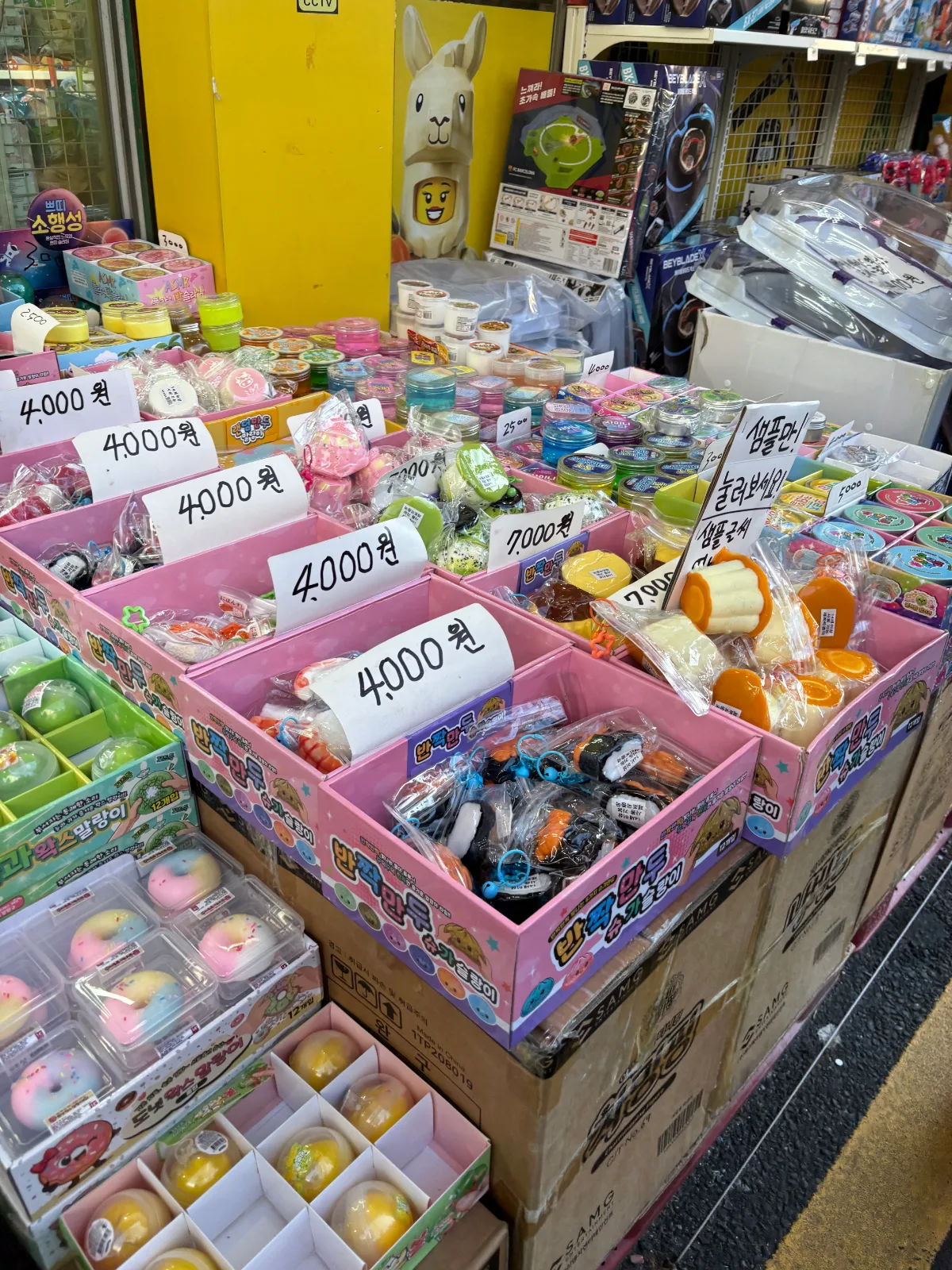 東廟 蚤の市 — カラフルな玩具の露店