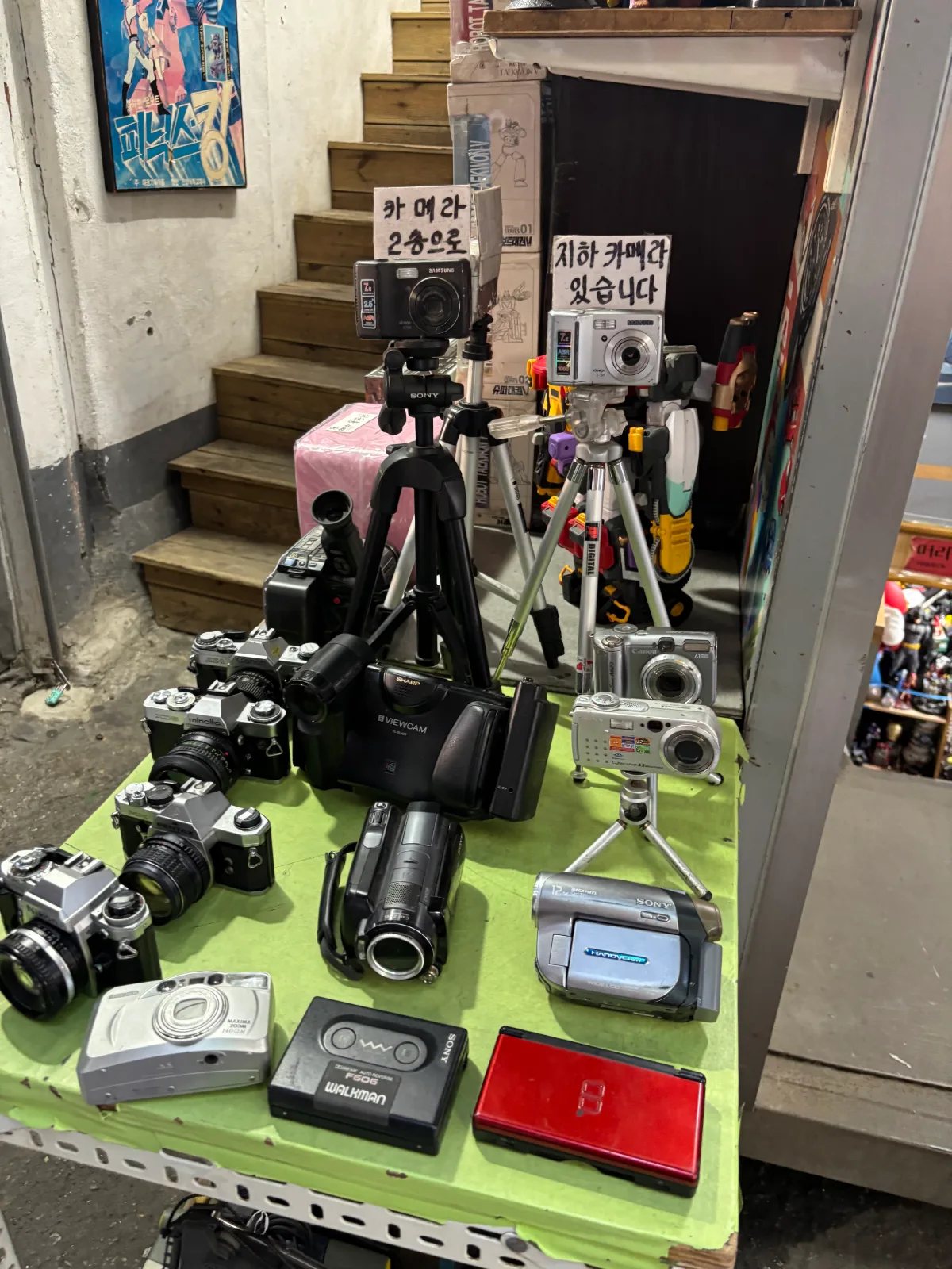 卓上に並ぶ中古カメラ