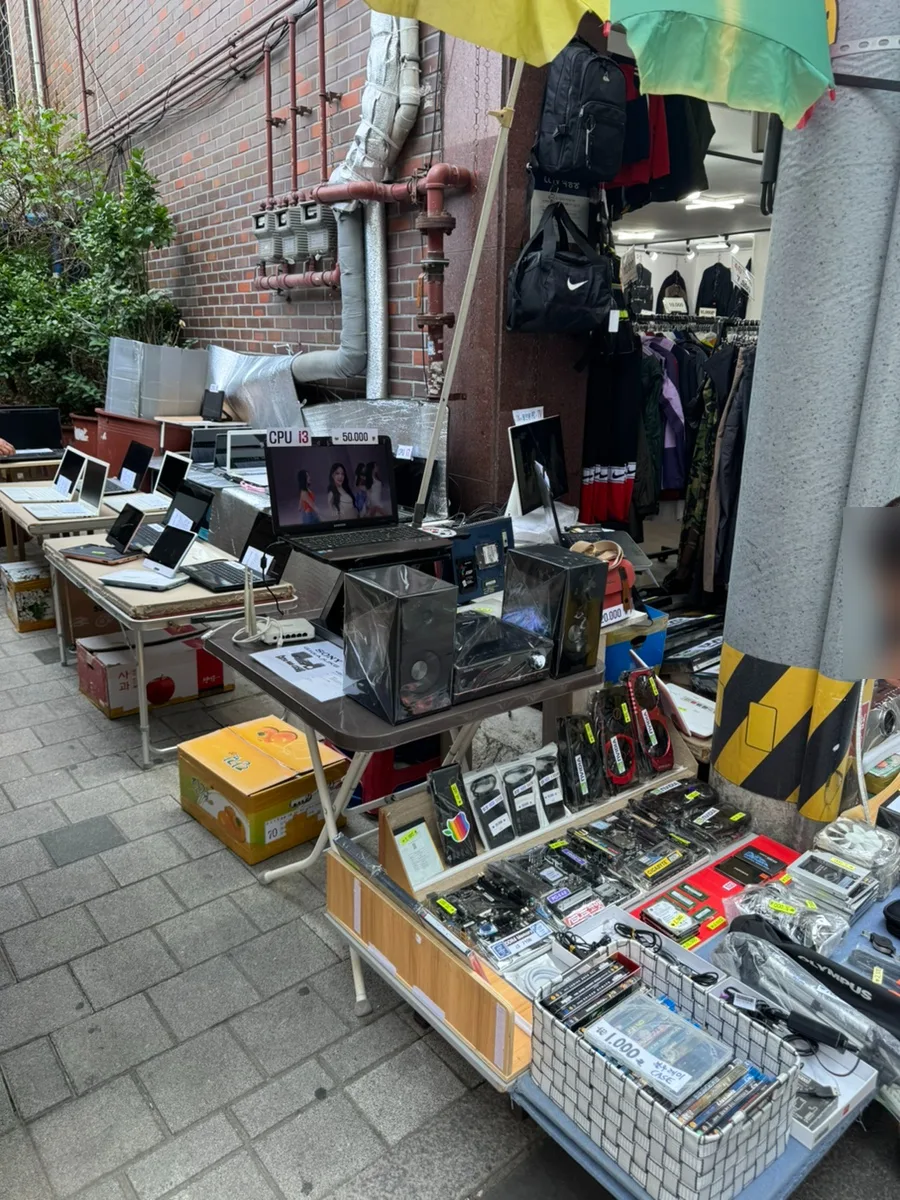 東廟 蚤の市 — 路上に並ぶ中古パソコン