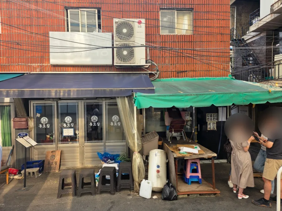 トンミョチプ — 路地に面したトンミョチプの入口