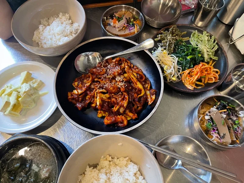 トンミョチプ — チュクミ炒めとご飯、ナムル