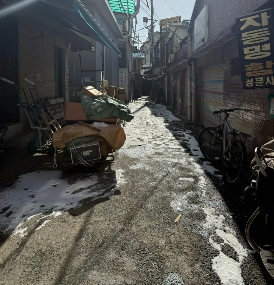 店へ続く細い路地