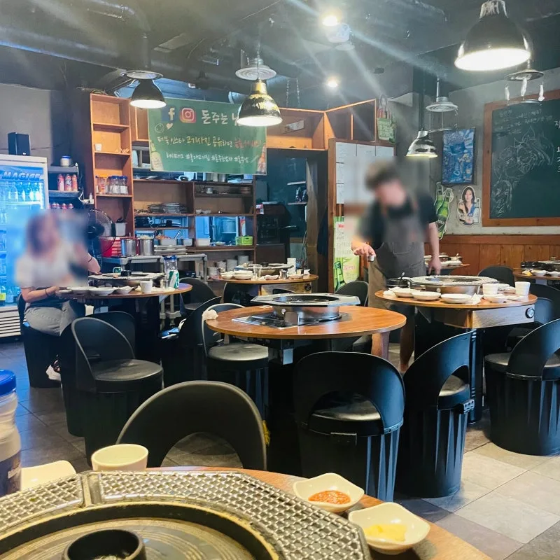 焼肉卓が並ぶ店内