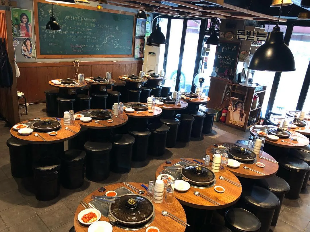 ドンジュヌンナムジャ 本店 — 丸テーブルが並ぶ店内