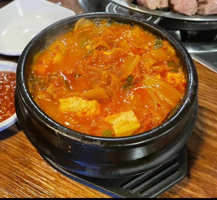 大きな器の豚肉キムチチゲ