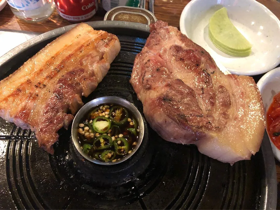 鉄板で焼いた厚切り豚肉
