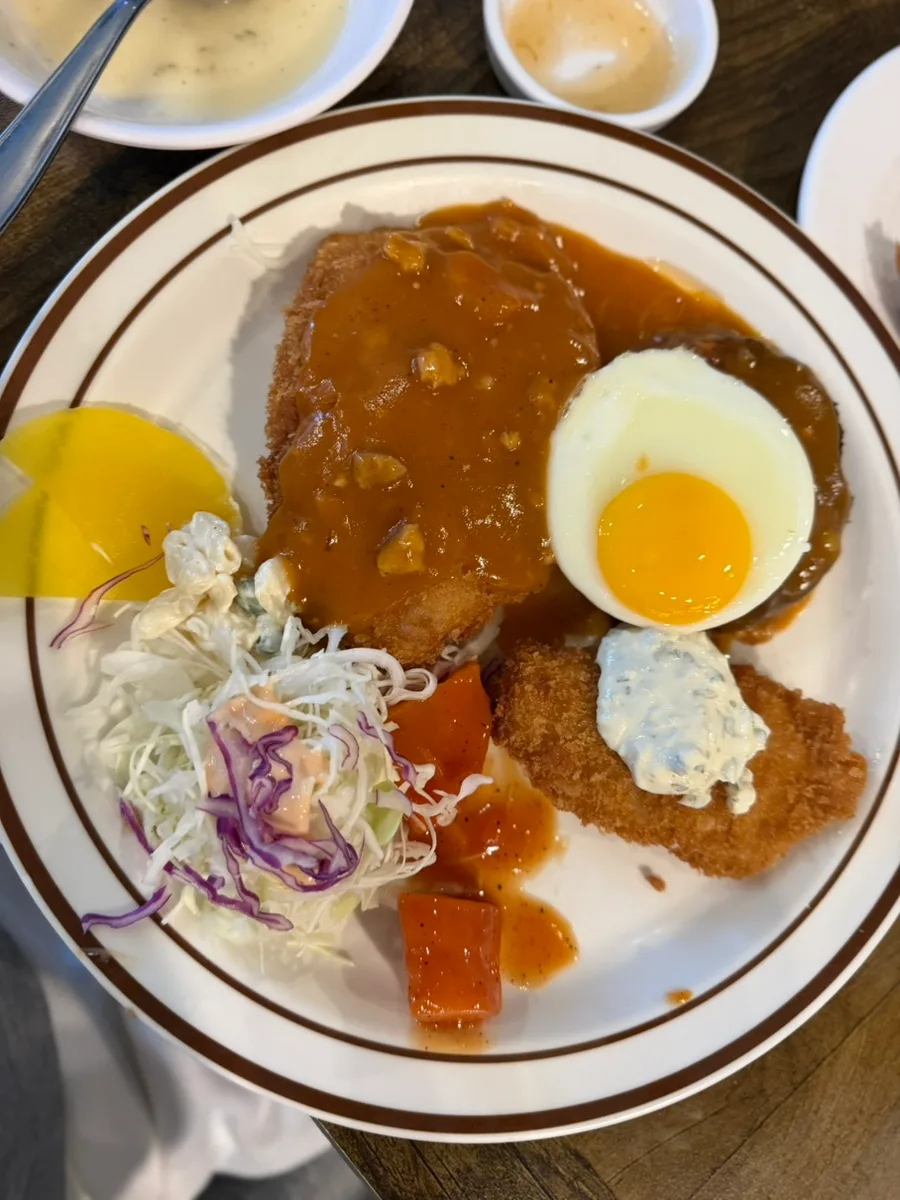 トンカスの家 — カツと目玉焼きが盛られた定食