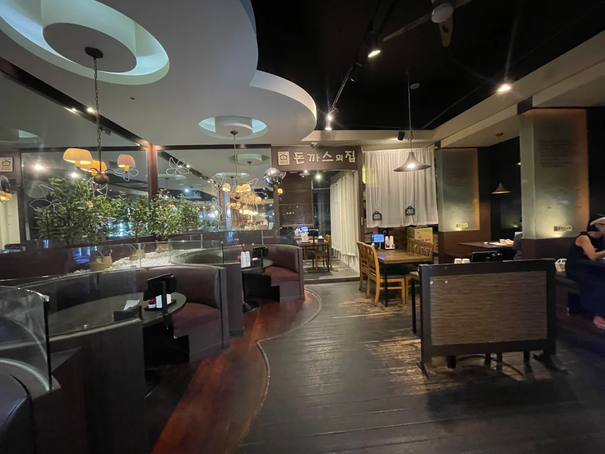 トンカスの家 — 曲線状のソファ席がある店内