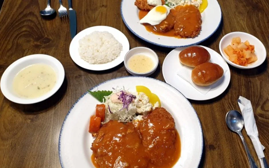 トンカスの家 — 洋食皿とスープが並ぶ食卓