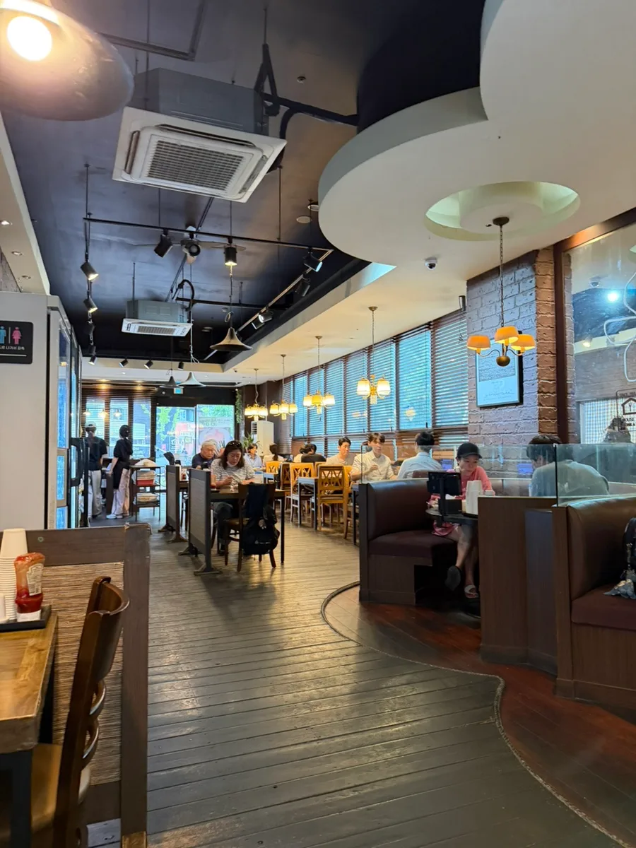 テーブル席とソファ席が並ぶ店内