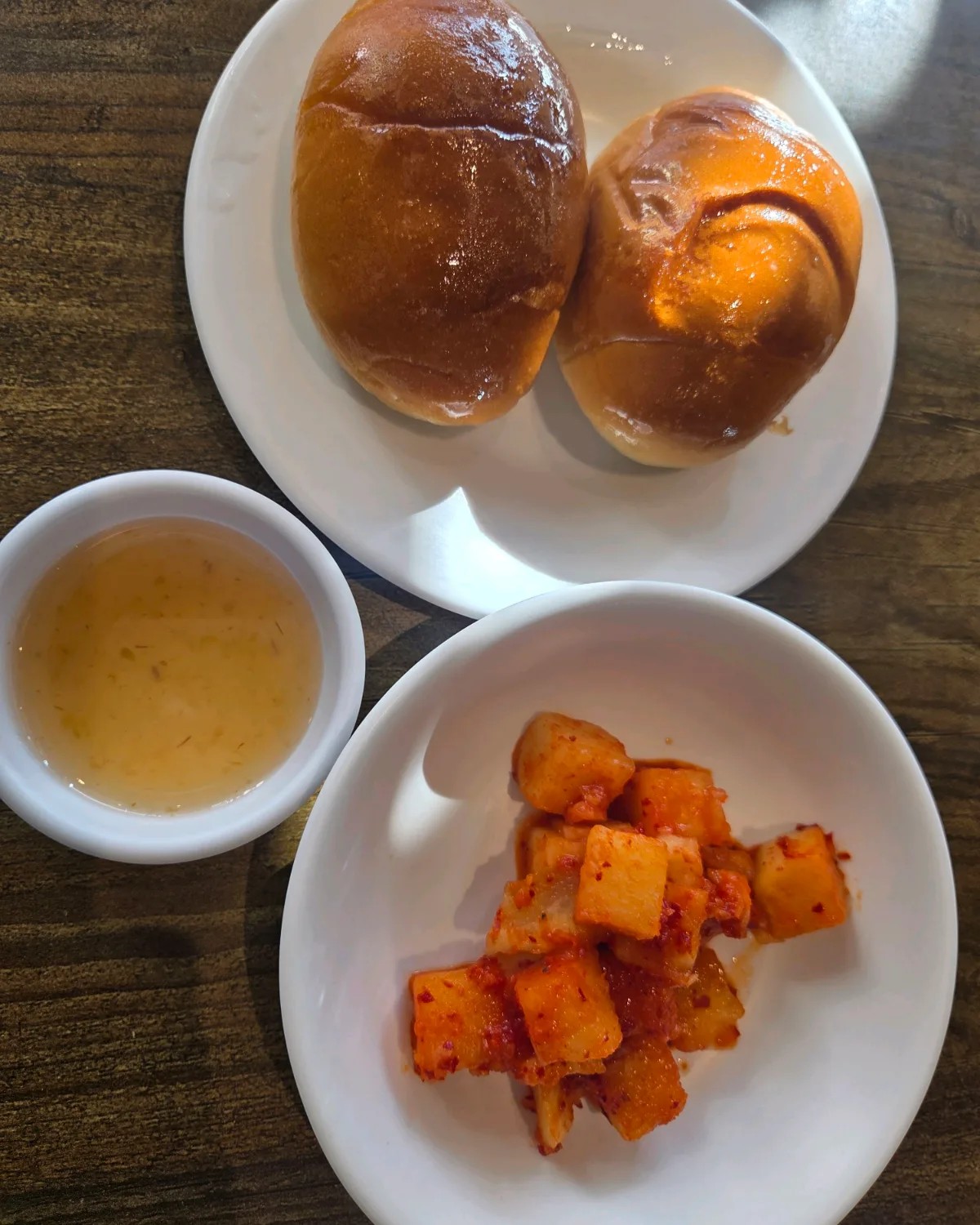 丸いパンと添えられた小皿