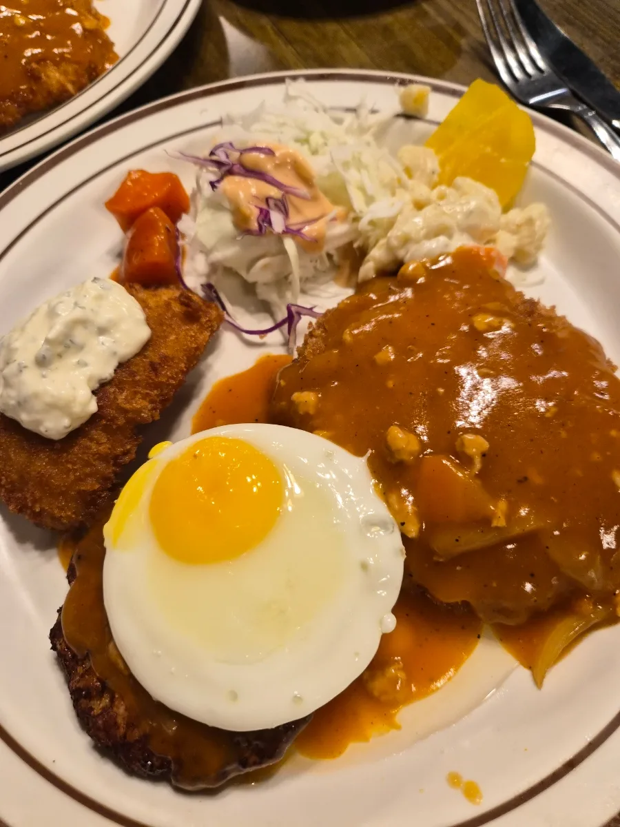 とんかつ、ハンバーグ、魚のフライに目玉焼きをのせた定食