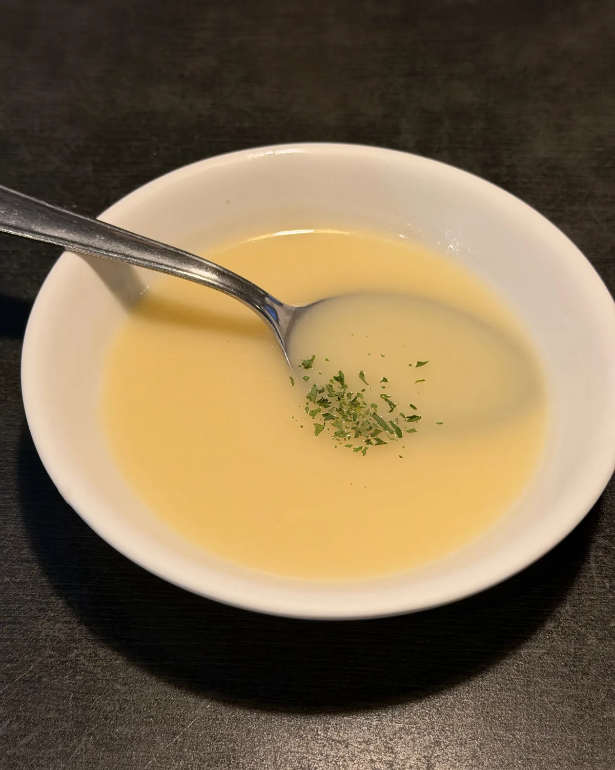 パセリを散らしたクリームスープ